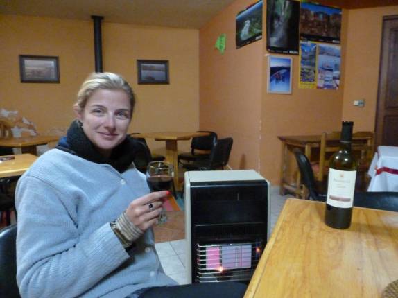 Depois da dura caminhada, descanso merecido em Pampalarama, com vinho e aquecedor, nas montanhas da Bolívia